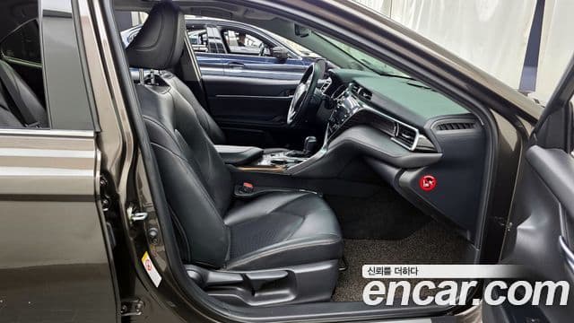 Toyota 캠리 (XV70) 2.5 XLE гибрид, 2018 11