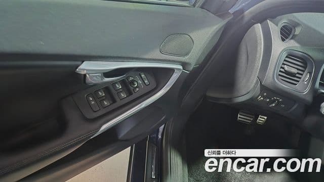 Volvo V40 2세대, 2015 13