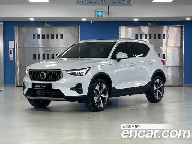 Volvo XC40 B4 Ultra Bright, 2025 1