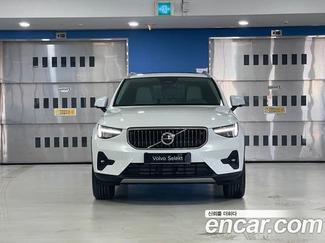 Volvo XC40 B4 Ultra Bright, 2025 3