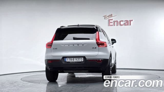 Volvo XC40 B4 R-Design, 2021 4
