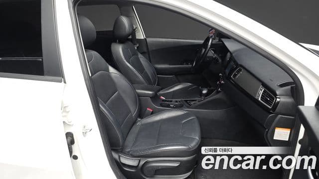 Kia Niro Noblesse, 2017 11