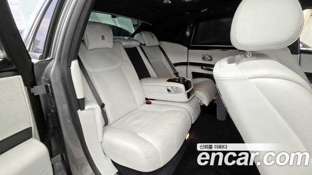 Rolls-Royce 고스트 6.6 EWB V12, 2019 12