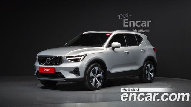 Volvo XC40 B4 Ultra Bright, 2025 1