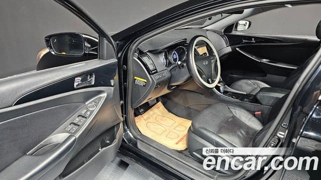 Hyundai YF Sonata чёрный, 2011 10