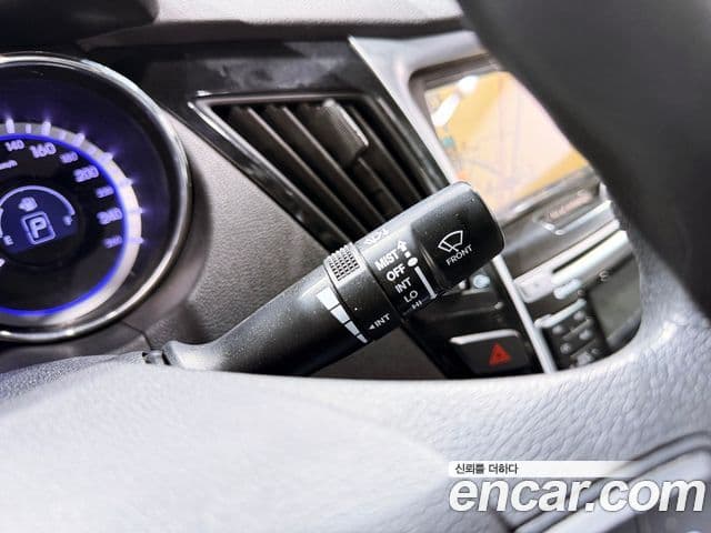 Hyundai YF Sonata Luxury, 2010 8