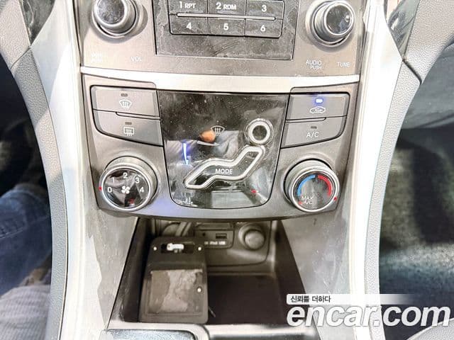 Hyundai YF Sonata Luxury, 2010 12