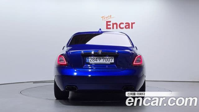 Rolls-Royce 고스트 2세대 6.7 V12 чёрный эмблема, badge, 2023 4