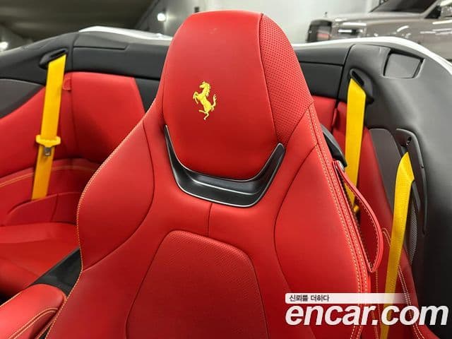 Ferrari 포르토피노 M 3.9 V8, 2022 12
