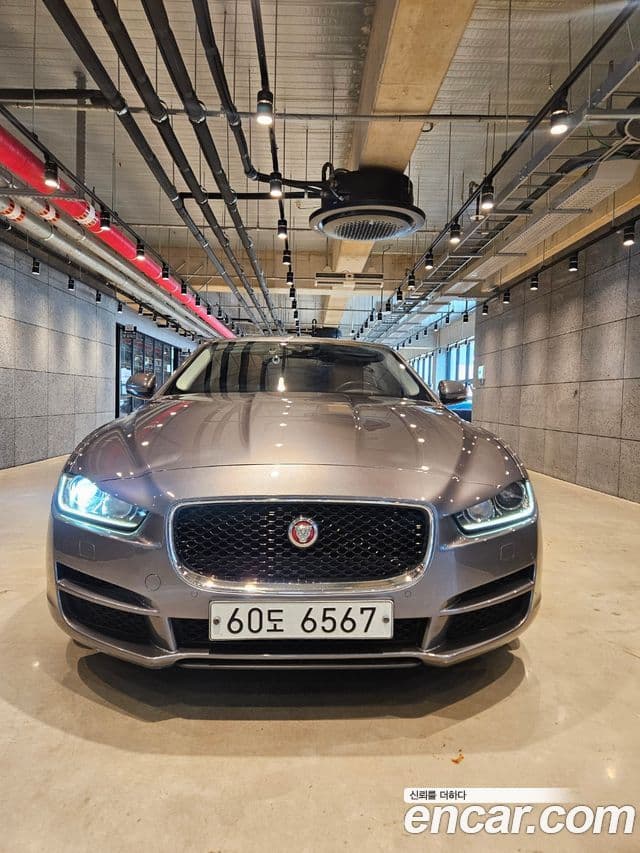 Jaguar XE Prestige, 2016 1