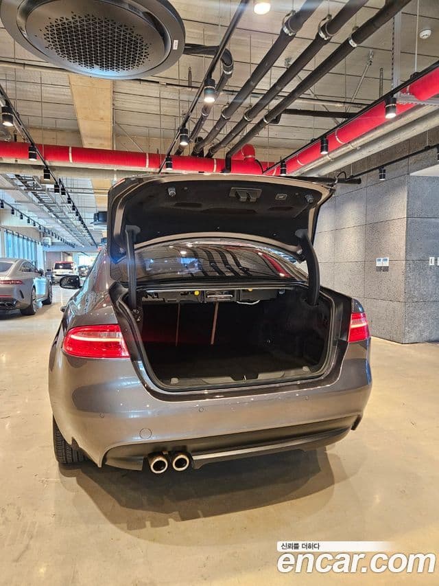 Jaguar XE Prestige, 2016 7