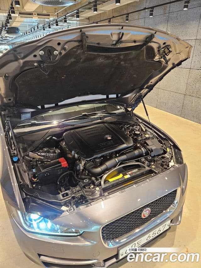 Jaguar XE Prestige, 2016 8