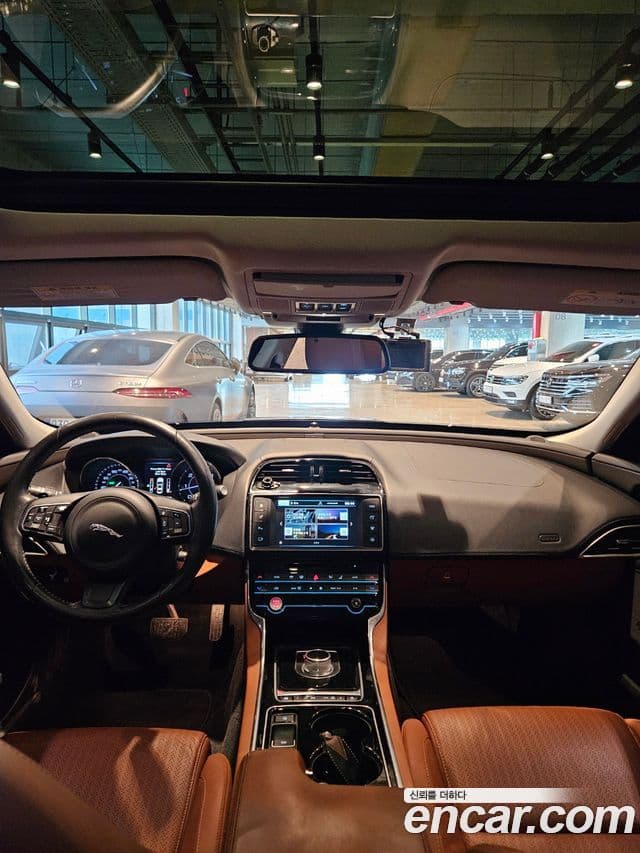 Jaguar XE Prestige, 2016 9