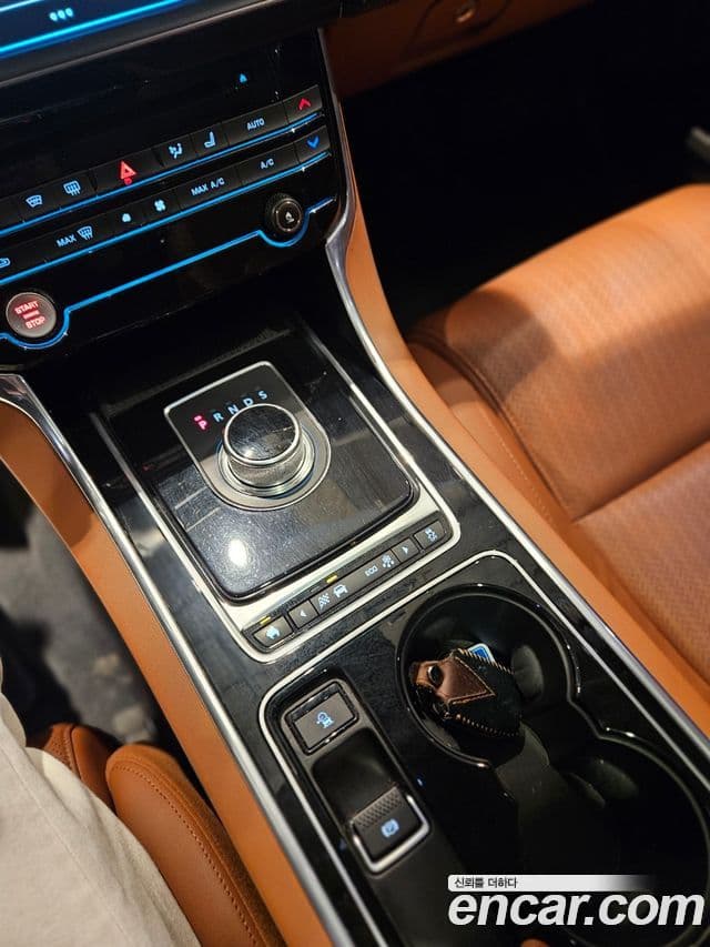 Jaguar XE Prestige, 2016 11