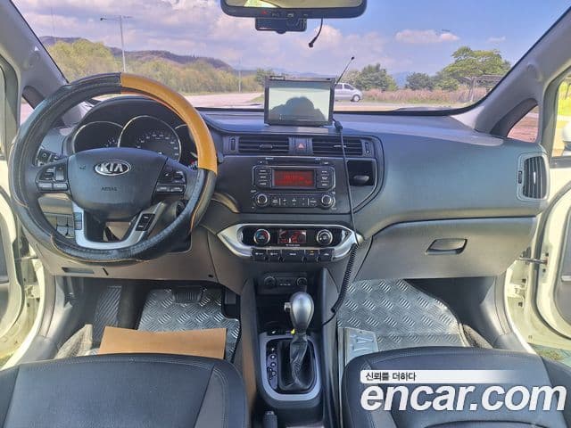 Kia All New Pride Luxury, 2013 15