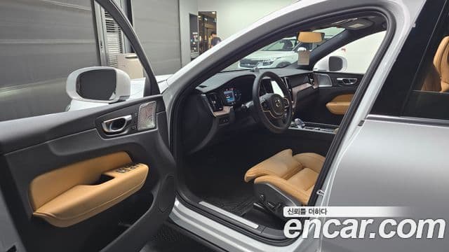 Volvo XC60 2세대 T8 Ultra Bright, 2025 10