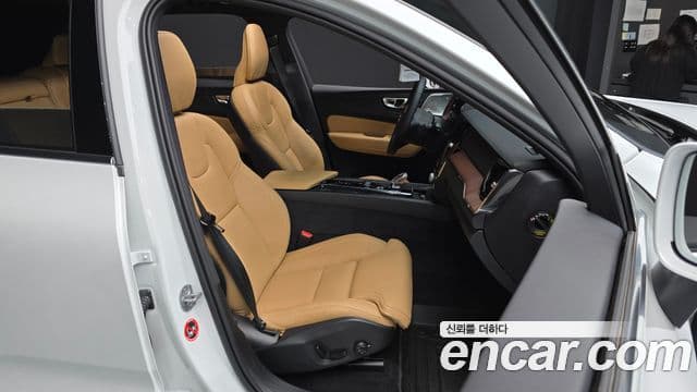 Volvo XC60 2세대 T8 Ultra Bright, 2025 12