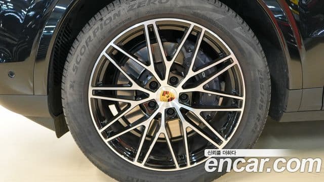 Porsche Cayenne (PO536) 3.0 E-гибрид купе, 2024 13