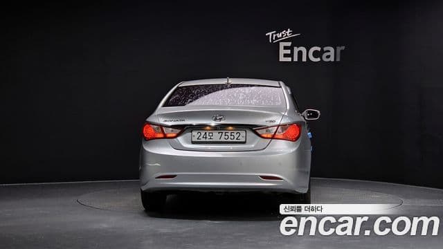 Hyundai YF Sonata чёрный, 2011 4