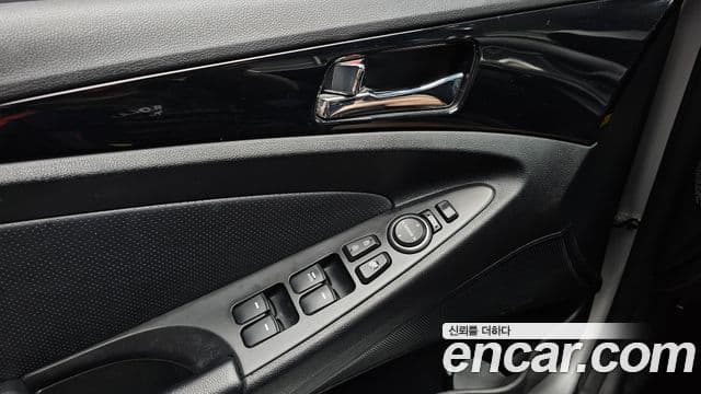 Hyundai YF Sonata чёрный, 2011 16