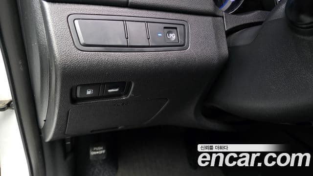 Hyundai YF Sonata LPI Deluxe, 2011 16