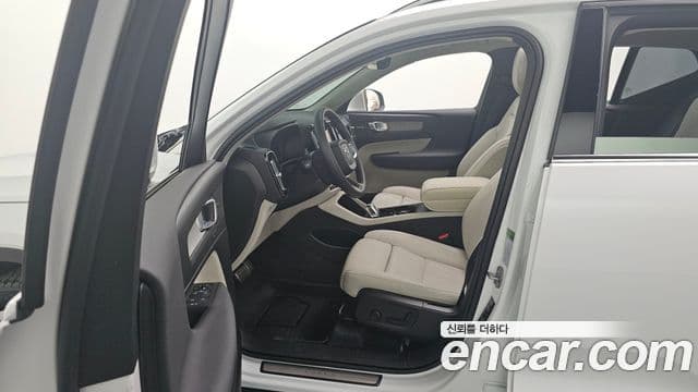 Volvo XC40 B4 Ultra Bright, 2025 10