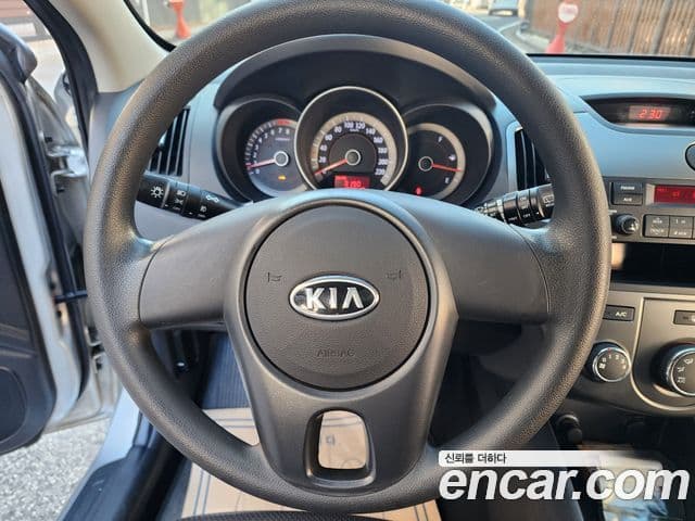 Kia Forte хэтчбек 1.6 GDI Deluxe, 2011 17