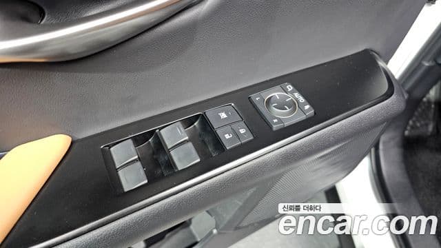 Lexus UX250h, 2024 17