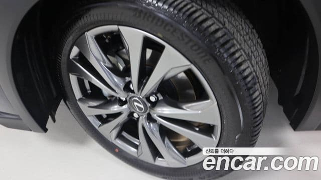 Lexus UX300h 2.0 F-Sport 2WD, 2025 все фото