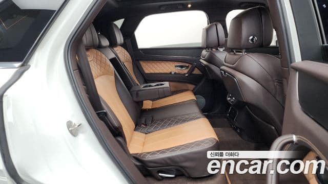 Bentley Bentayga, 2018 12