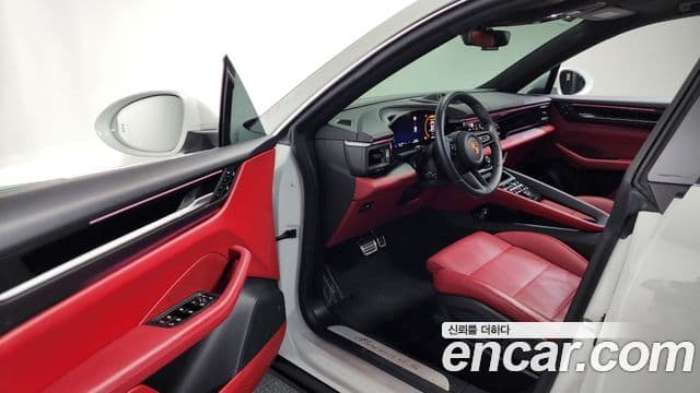 Porsche Macan EV 4S, 2025 10