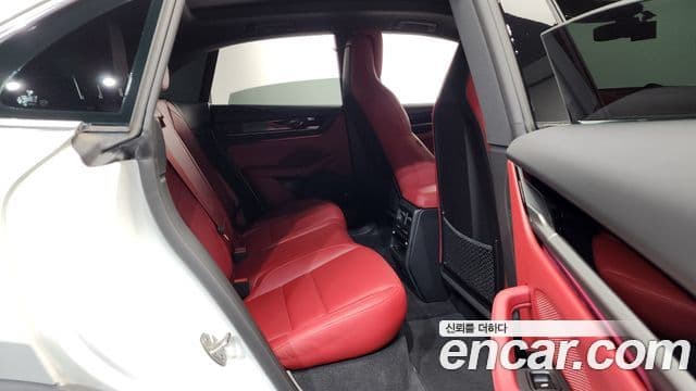 Porsche Macan EV 4S, 2025 12