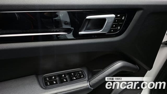 Porsche Cayenne (PO536), 2019 18