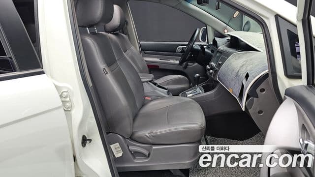 KG모빌리티(SsangYong) Korando 투리스모 4WD GT 11인승, 2015 12