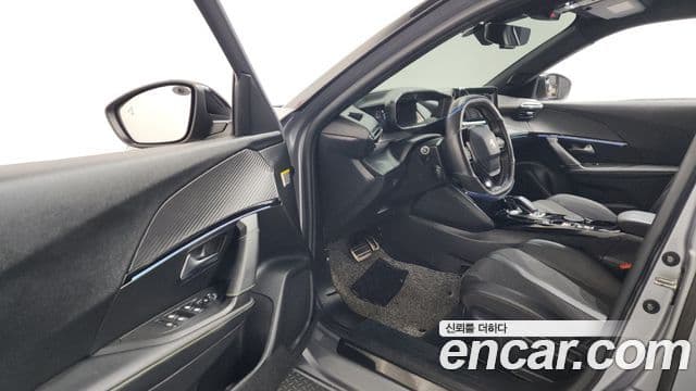 Peugeot e-2008 2세대 EV GT, 2021 10