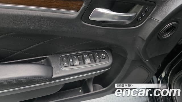 크라이슬러 The / новый New 300C, 2016 14