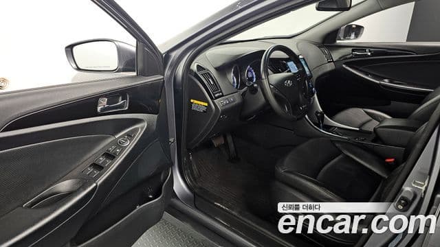 Hyundai YF Sonata чёрный, 2011 11