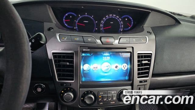 KG모빌리티(SsangYong) Korando 투리스모 4WD 9인승 Adventure 60th Edition, 2015 17