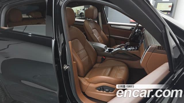 Porsche Cayenne (PO536) 3.0 E-гибрид купе Platinum Edition, 2023 10