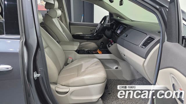 Kia All New Carnival VIP, 2016 11