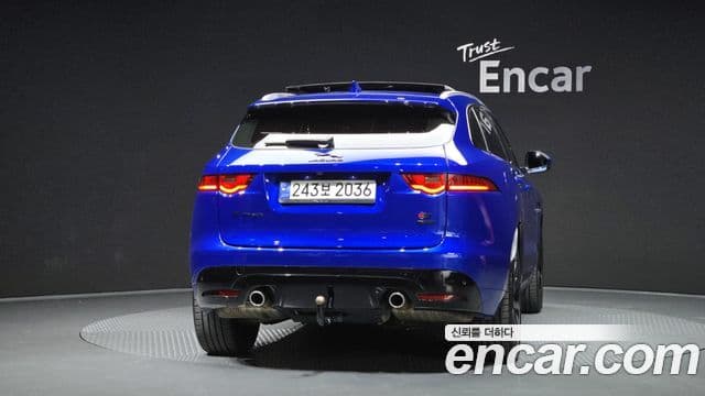 Jaguar F-PACE 30d first Edition, 2017 4