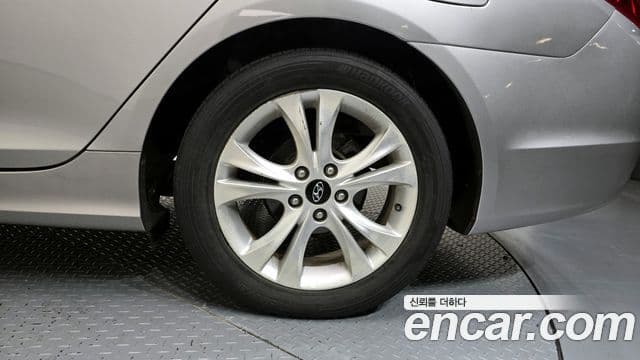 Hyundai YF Sonata LPI Premier(для людей с инвалидностью), 2010 все фото