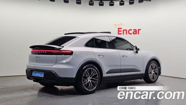 Porsche Macan EV базовый 4, 2025 2