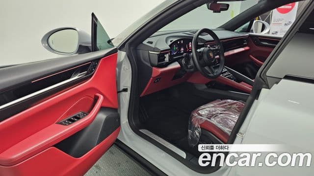 Porsche Macan EV базовый 4, 2025 10