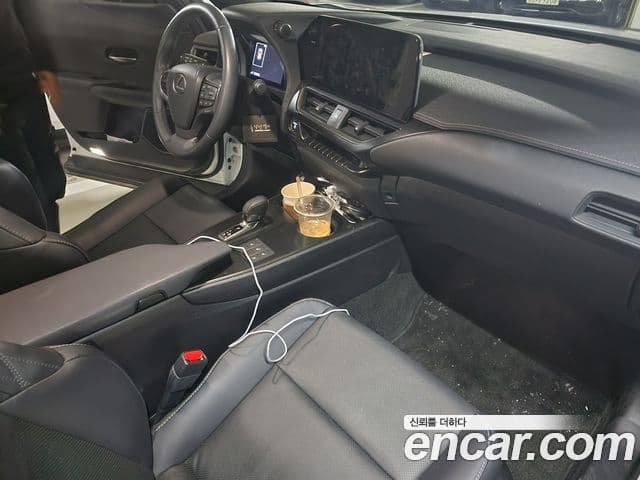 Lexus UX300h, 2024 9