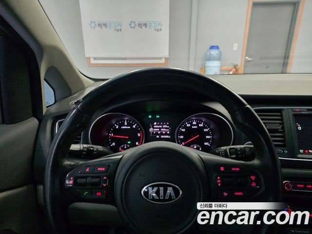 Kia All New Carnival Luxury, 2015 11