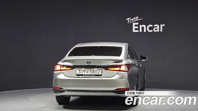 Lexus ES300h 7세대 F-Sport Design пакет, 2024 4