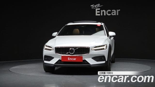 Volvo V60 Cross Country 2세대 B5 Ultimate AWD, 2023 3