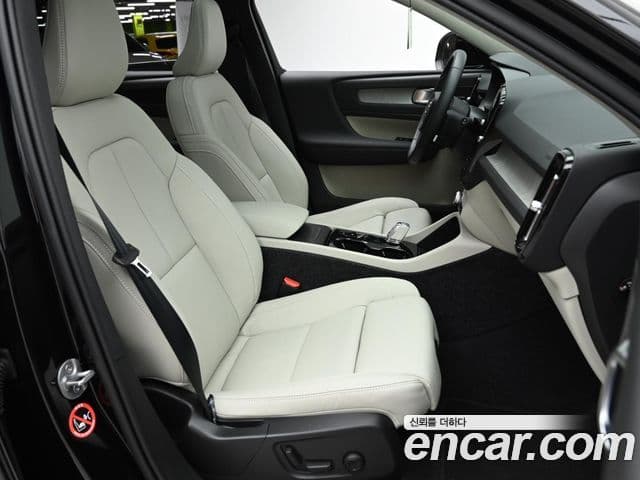 Volvo XC40 B4 Ultra Bright, 2025 10