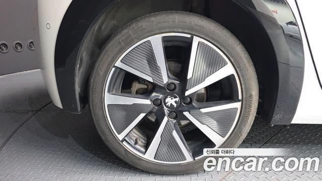 Peugeot e-208 2세대 GT, 2022 все фото